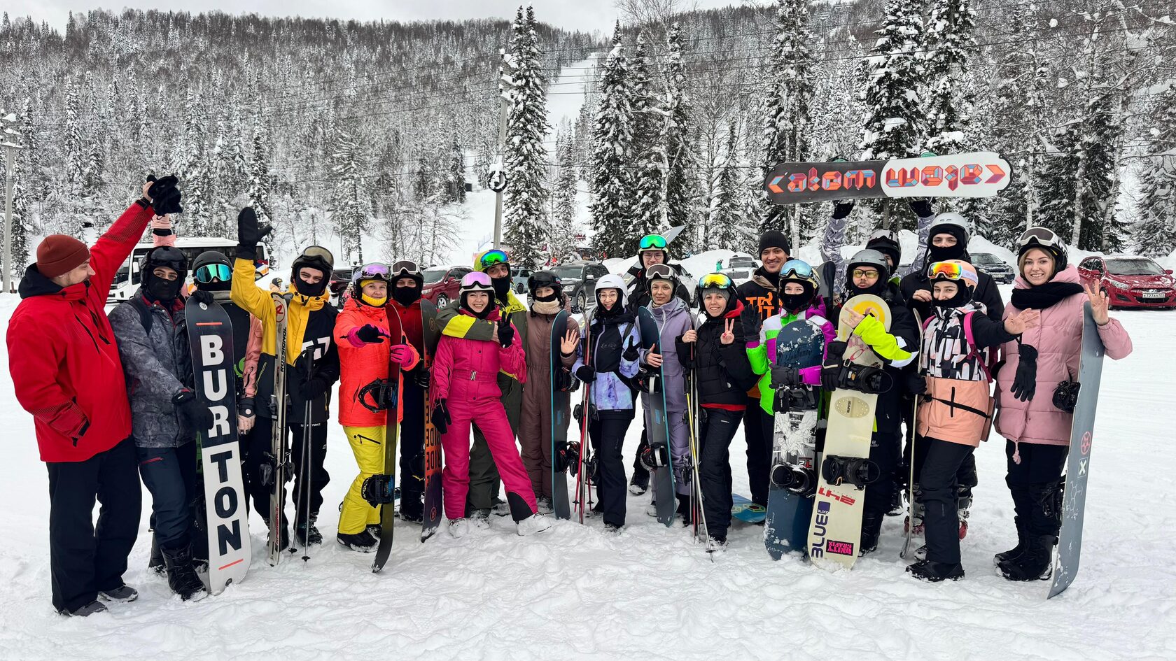 Групповое фото со сноубордами на склоне в Шерегеше
