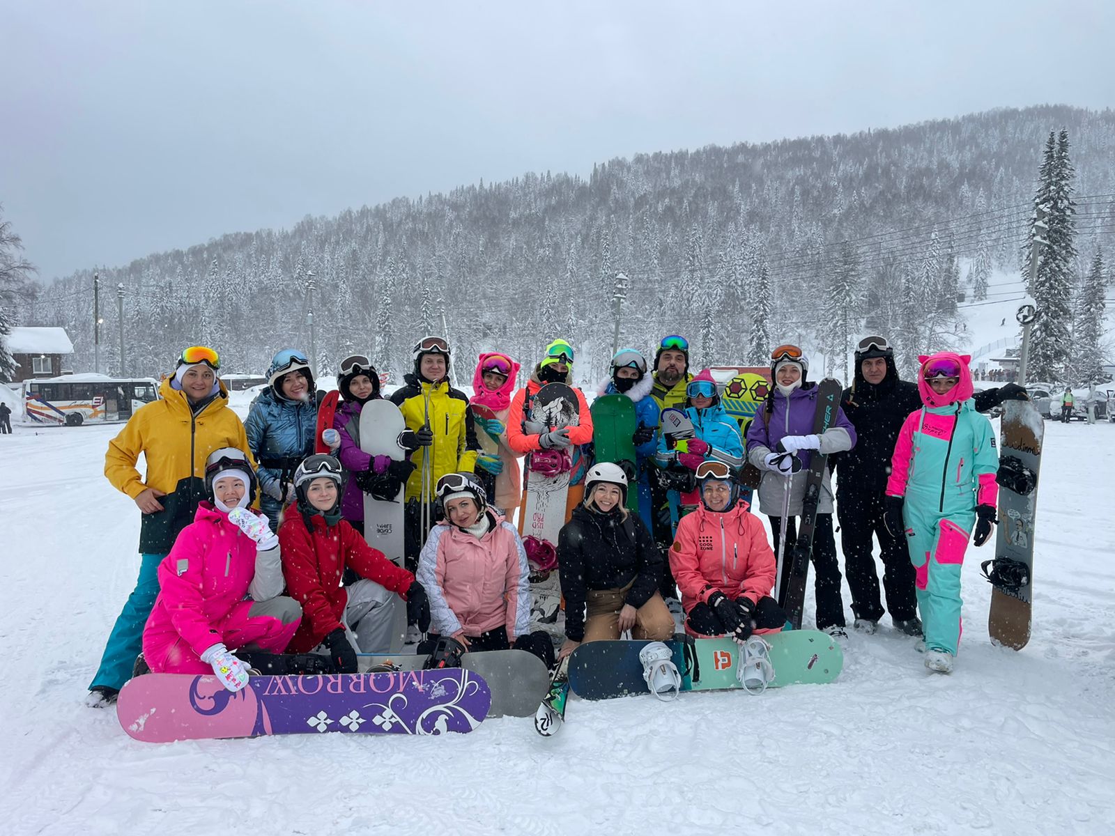 Команда со сноубордами на склоне